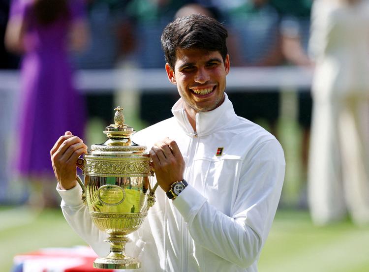 Carlos Alcaraz vandt Wimbledon i både 2023 og 2024. I år bliver den traditionsrige turnering i London uden den spanske stjerne pga. en skade. Foto: Hannah Mckay/Ritzau Scanpix