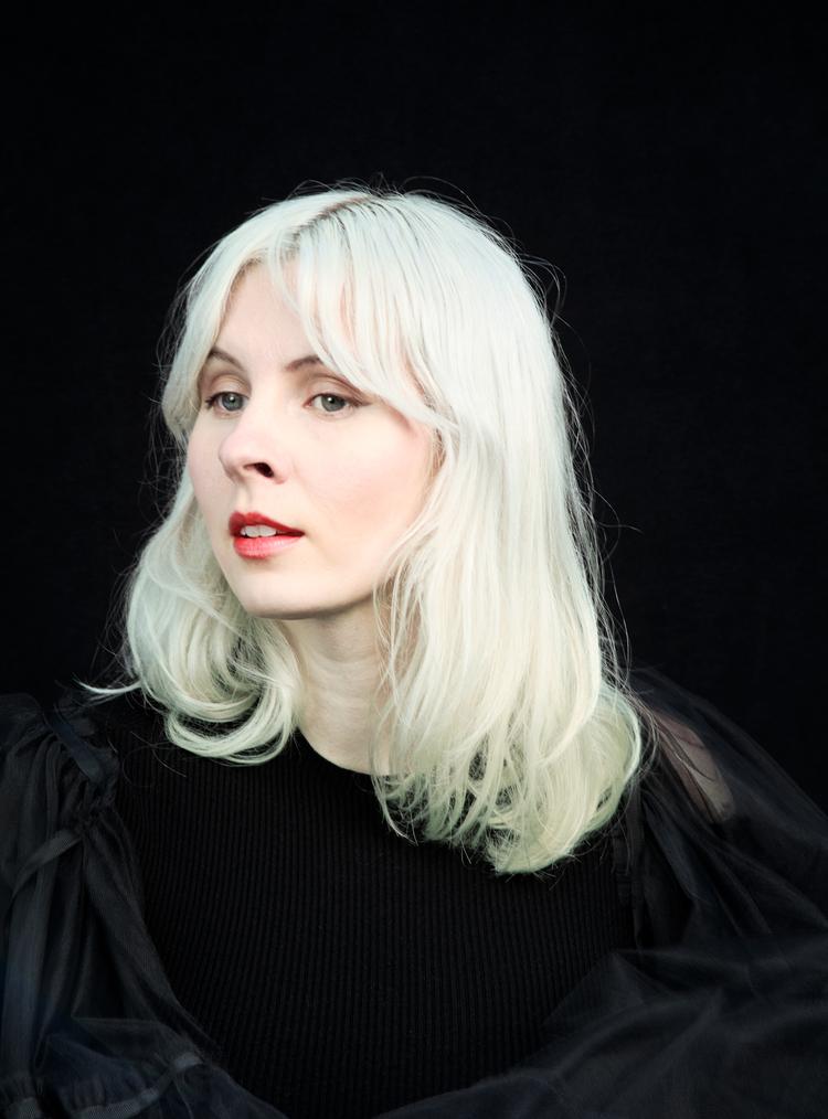 'Eeelluminagee' er eee gee alias Emma Grankvists tredje album. I 2021 debuterede hun med 'Winning', som i 2023 blev fulgt op af 'She-Rex'. Begge album har fået fem hjerter her i avisen. Pr-foto: Erik Madigan Heck