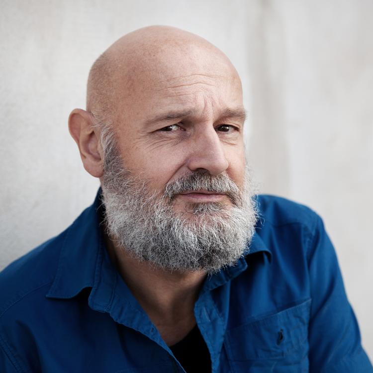 Han debuterede som forfatter i 1993, men brød for alvor igennem med 'Doppler'. Erlend Loes nye bog, 'Farvel organ', er en satire om en mand, der skal lære at leve et pikløst liv. Foto: Anna-Julia Granberg/Blunderbuss/CappelenDamm