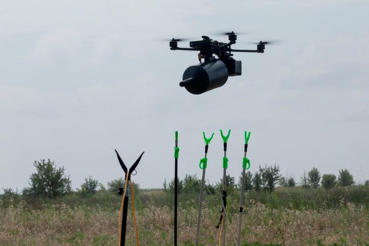 En fiberoptisk drone testes et sted i Ukraine. Arkivfoto: Tetiana Dzhafarova