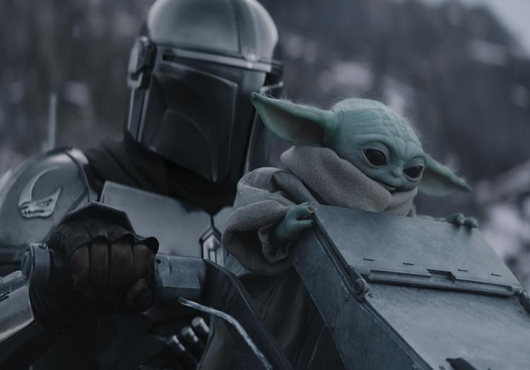 Dusørjægeren Din Djarin alias The Mandalorian tager af sted med sin grønne lærling Grogu for at redde Jabba the Hutts søn, Rotta.  Foto: Disney