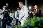 De radikale forhandlere Martin Lidegaard og Samira Nawa  forlod regeringsforhandlingerne med kongelig undersøger Troels Lund Poulsen (V) på Hotel Scandic Spectrum i København tirsdag aften. Martin Lidegaard forstår ikke, hvor VLAK-partierne vil finde de 20.000 ud af 30.000 personer, som de vil skaffe i ekstra arbejdsudbud. Foto: Mads Claus Rasmussen/Ritzau Scanpix