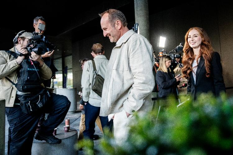 De radikale forhandlere Martin Lidegaard og Samira Nawa  forlod regeringsforhandlingerne med kongelig undersøger Troels Lund Poulsen (V) på Hotel Scandic Spectrum i København tirsdag aften. Martin Lidegaard forstår ikke, hvor VLAK-partierne vil finde de 20.000 ud af 30.000 personer, som de vil skaffe i ekstra arbejdsudbud. Foto: Mads Claus Rasmussen/Ritzau Scanpix