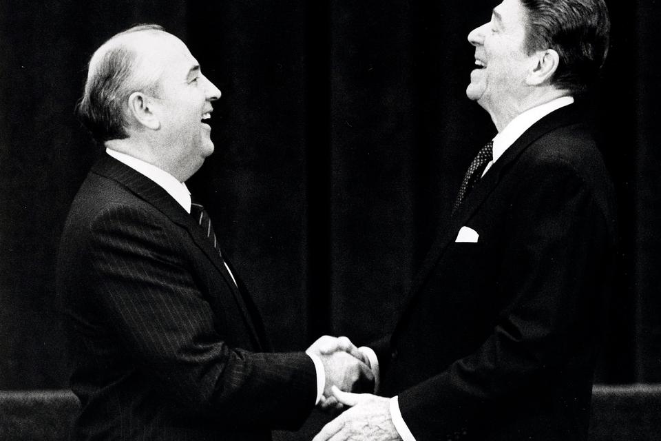 De varme smil mellem Reagan og Gorbatjov under deres møde i Genève i 1985 faldt på et kritisk tidspunkt i den kolde krig. Foto: Stringer/Ritzau Scanpix