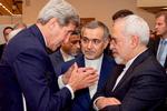 John Kerry, den daværende amerikanske udenrigsminister, i diskussion med den iranske delegation under atomforhandlingerne i 2015, som Kerrys krykke spillede en rolle i. Foto: Handout/Ritzau Scanpix