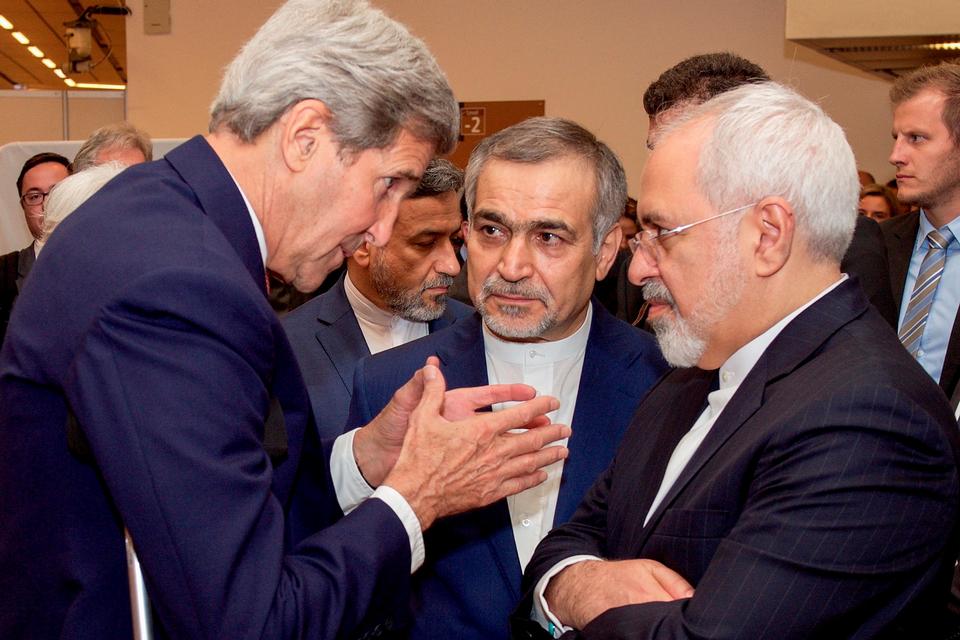 John Kerry, den daværende amerikanske udenrigsminister, i diskussion med den iranske delegation under atomforhandlingerne i 2015, som Kerrys krykke spillede en rolle i. Foto: Handout/Ritzau Scanpix