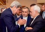 John Kerry, daværende amerikanske udenrigsminister, i diskussion med den iranske delegation under atomforhandlingerne i 2015, som Kerrys krykke spillede en rolle i. Foto: Handout/Ritzau Scanpix