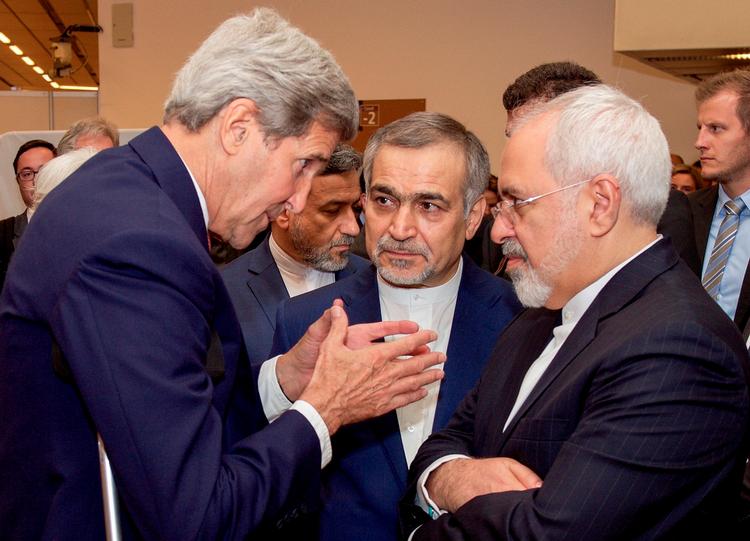John Kerry, daværende amerikanske udenrigsminister, i diskussion med den iranske delegation under atomforhandlingerne i 2015, som Kerrys krykke spillede en rolle i. Foto: Handout/Ritzau Scanpix