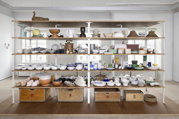 En kæmpe reolinstallation illustrerer, hvor produktiv Ursula Munch-Petersen var. Her er både stel til hverdagen, men også enorme fade til fisk, forme til postejer og masser af dekorative værker, der er inspireret af naturen.  Foto: Jan Søndergaard