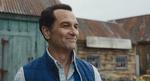 Matthew Rhys er både vennesæl og det modsatte som borgmester Tom Loftis i 'Widow's Bay'. Foto: Apple TV