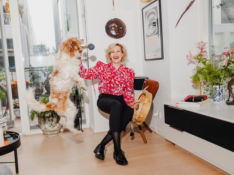 Emilia Van Hauen er kendt som livsstilsekspert, men du vidste nok ikke, at hun også er shaman og i gang med at uddanne sig til druide. Her er hun fotograferet med hunden Tintin.   Foto: Anders Holst Pedersen