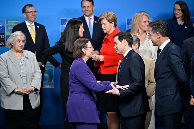 Udenrigsminister Marco Rubio fra USA (th) hilser på ministerkollega Maria Malmer Stenergard fra Sverige, der var vært for et højniveaumøde i Nato. Foto: 50090 Johan Nilsson/tt/Ritzau Scanpix