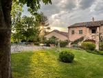 Tenuta Santi Giacomi e Fillippos smukke haver og frodige marker kalder på et køligt glas hvidvin og godt selskab. Her ses gårdhaven ved hovedhuset, hvor man kan sidde og nyde roen, solen og de mange citrontræer.  