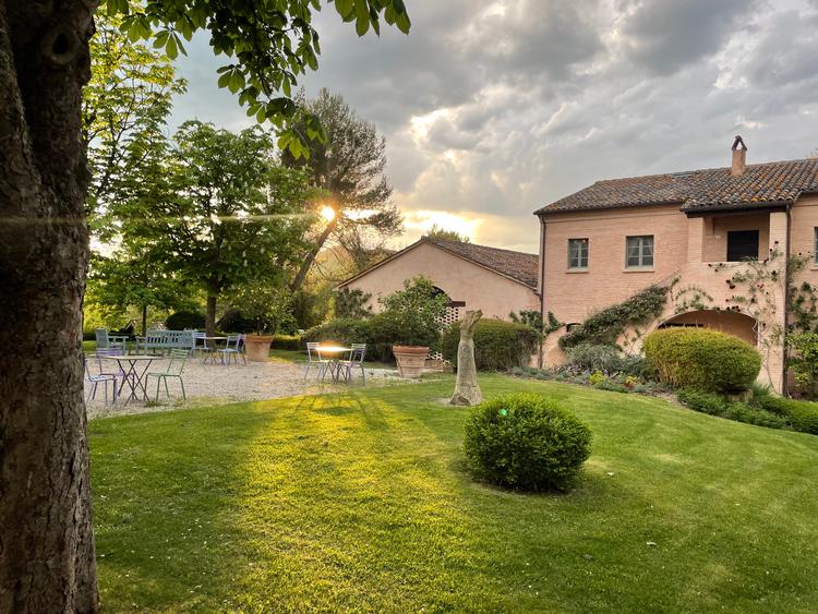 Tenuta Santi Giacomi e Fillippos smukke haver og frodige marker kalder på et køligt glas hvidvin og godt selskab. Her ses gårdhaven ved hovedhuset, hvor man kan sidde og nyde roen, solen og de mange citrontræer.  