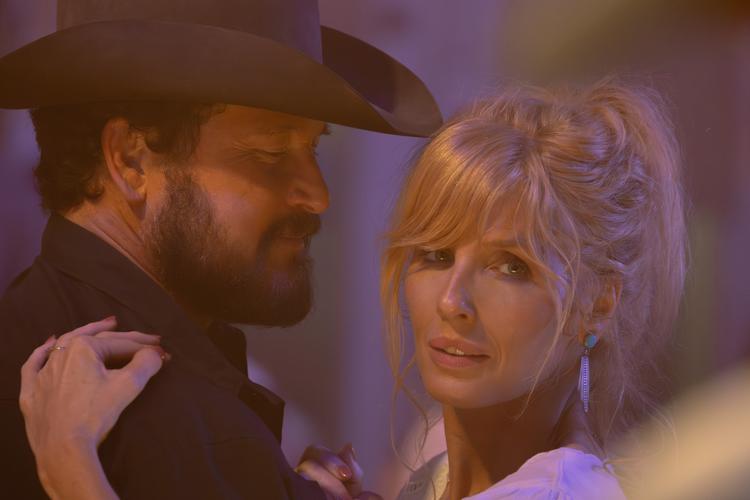Kelly Reilly og Cole Hauser er tilbage som parret Rip og Beth Dutton. Foto: SkyShowTime
