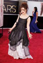 Helena Bonham Carter er et yndet motiv på den røde løber, og ikke sjældent har designeren Vivienne Westwood været skaberen af de kreationer, hun hår båret – som her ved Oscar-prisfesten i 2013, hvor Helena Bonham Carter havde spillet med i 'Les Miserables'. Foto: Lucas Jackson/Ritzau Scanpix