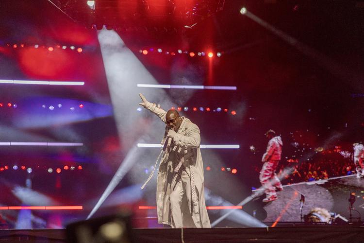 Royal Arena gyngede til ‘Smack That’, ‘Sexy Love’ og en lind strøm af radiohits, da Ne-Yo og Akon leverede en koncert bygget på ren nostalgi og festenergi. Foto: Miriam Dalsgaard