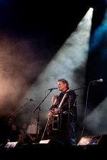 Poul Krebs har blik for det, vi har til fælles, i stedet for det, der splitter os ad. Her ses han på scenen på Tønder Festival i 2024.  Foto: Finn Frandsen