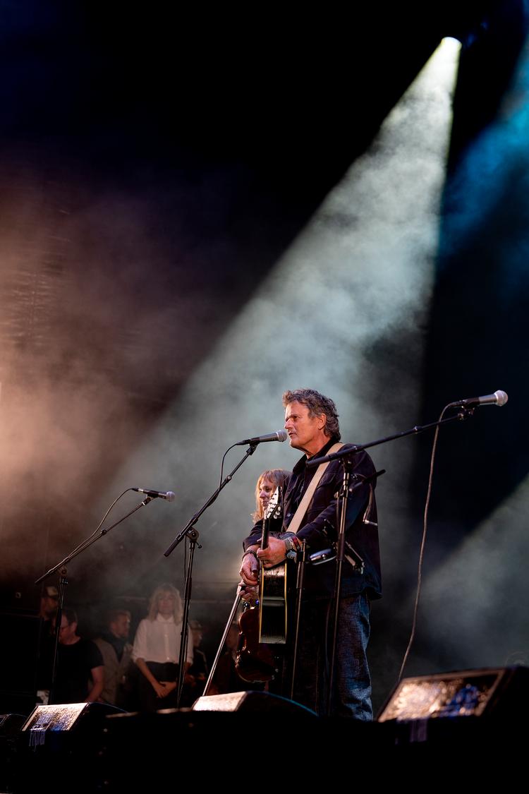 Poul Krebs har blik for det, vi har til fælles, i stedet for det, der splitter os ad. Her ses han på scenen på Tønder Festival i 2024.  Foto: Finn Frandsen