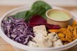 En salat med quinoa, tofu, rødbede og græskar til 140 kroner smager desværre ikke af nok til, at man drømmer om mere. Foto: Peter Maunsbach