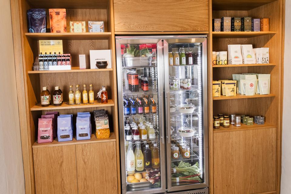 Stedet er som en miniatureudgave af Erewhon, det kultagtige californiske wellness-supermarked, der blandt andet er kendt for Hailey Bieber-smoothien og priser, der har fået internettet til at gispe.  Foto: Peter Maunsbach