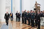 Rusland har skærpet sin informationskrig mod de baltiske lande, der beskyldes for at diskriminere russiske mindretal, skriver Michael Jarlner. Her møder præsident Putin kandidater fra uddannelsesprogrammet 'Heltenes tid'. Foto: Alexei Nikolsky/Ritzau Scanpix