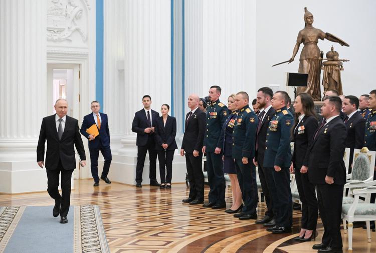 Rusland har skærpet sin informationskrig mod de baltiske lande, der beskyldes for at diskriminere russiske mindretal, skriver Michael Jarlner. Her møder præsident Putin kandidater fra uddannelsesprogrammet 'Heltenes tid'. Foto: Alexei Nikolsky/Ritzau Scanpix