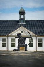 Pletskud? 'Bueskytte' hedder den tre meter høje bronzeskulptur af Tal R, som for tiden byder velkommen på gårdspladsen på det gennemrenoverede og nyåbnede Gl. Holtegaard.  Foto: Anders Sune Berg