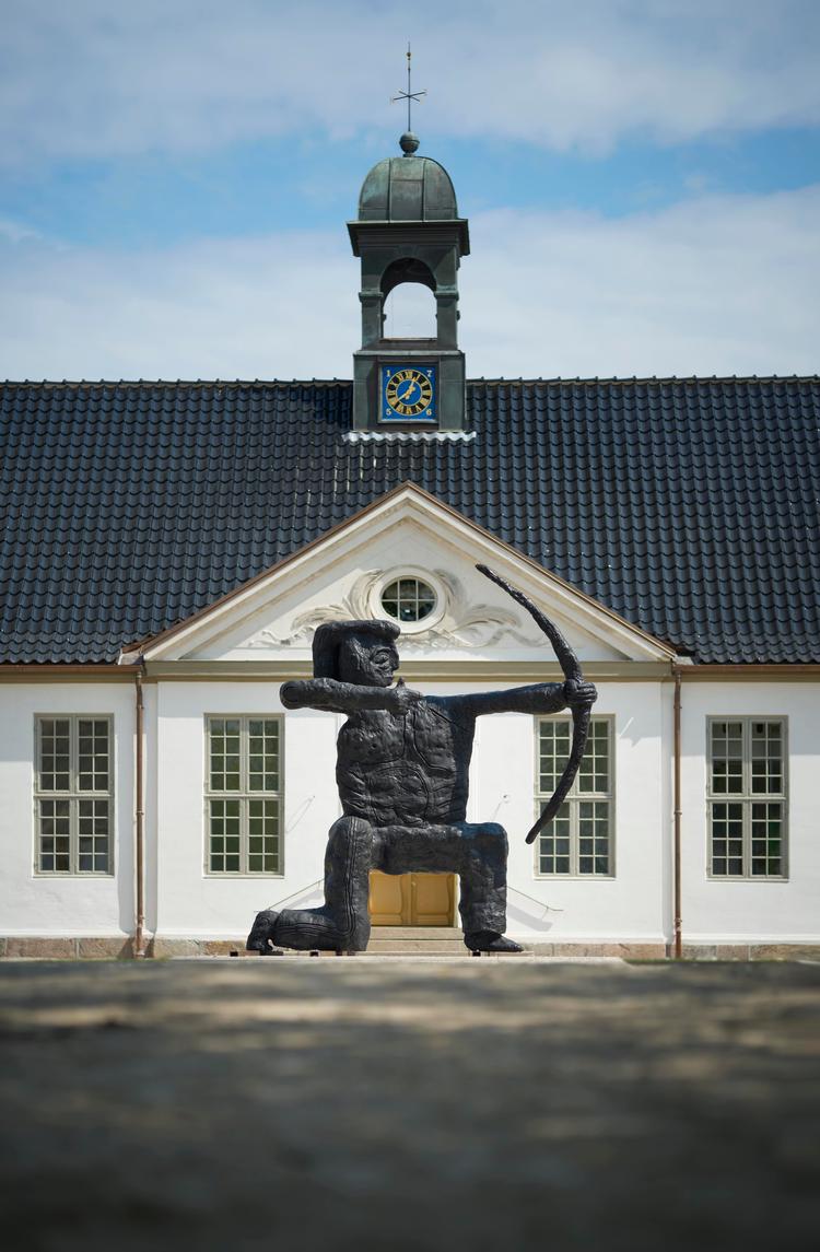 Pletskud? 'Bueskytte' hedder den tre meter høje bronzeskulptur af Tal R, som for tiden byder velkommen på gårdspladsen på det gennemrenoverede og nyåbnede Gl. Holtegaard.  Foto: Anders Sune Berg
