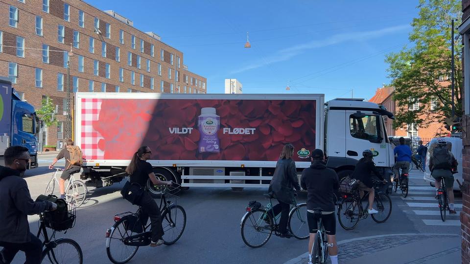 Timelange køer og biler i busbanen: Vejarbejde skaber trafikkaos på Amager