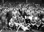   Italien blev i 1938 verdensmester for anden gang ved at besejre Ungarn 4-2 i finalen. Manden i midten med trofæet er træner Vittorio Pozzo. Han er den eneste i fodboldhistorien, der som træner har ført et hold til to VM-titler. Foto: Staff/Ritzau Scanpix