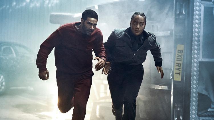 Kemien mellem Izuka Hoyle (th.) og Tahar Rahim som fængselsbetjenten Amber og den fængslede lejemorder Tibor er virkelig god. Pr-foto Sky