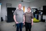 Mikkel og Mette Brabrand har indstillet Pernille Kronholm til Politikens Pædagogpris. Hun har været med til, at de har fået deres søn tilbage. Foto: Janus Engel