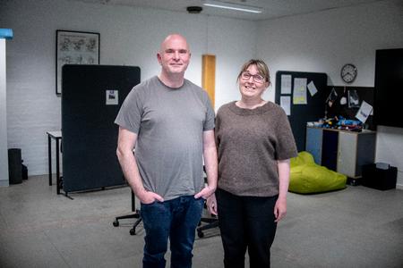 Mikkel og Mette Brabrand har indstillet Pernille Kronholm til Politikens Pædagogpris. Hun har været med til, at de har fået deres søn tilbage. Foto: Janus Engel