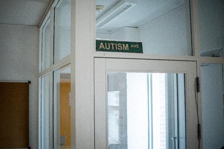 ’Autism Avenue’ står der på skiltet over døren ind til klasselokalet. De unge kalder sig selv »neurodivergente« og andre »neurotypikere«.  Foto: Janus Engel