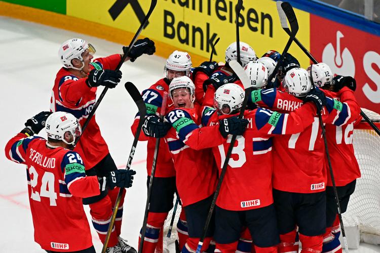 Norge slog Letland og holdet var ikke overraskende i højt humør efter kampen. Foto: Fabrice Coffrini/Ritzau Scanpix
