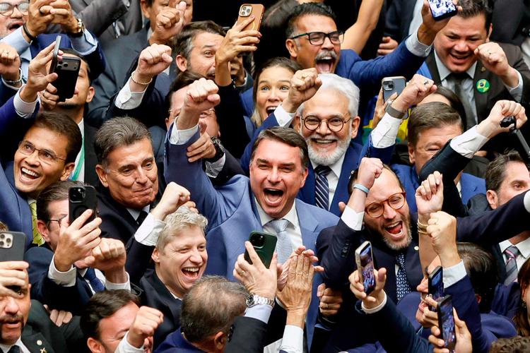 Senator Flavio Bolsonaro, der er søn af Brasiliens tidligere præsident Jair Bolsonaro, besøgte for nylig USA's præsident, Donald Trump. Kort efter har USA nu udpeget to brasilianske bander som terrororganisationer. Foto: Sergio Lima/Ritzau Scanpix