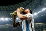Lionel Messi kunne i 2022 endelig løfte VM-trofæet i sin femte slutrunde. Foto: Hannah Mckay/Ritzau Scanpix