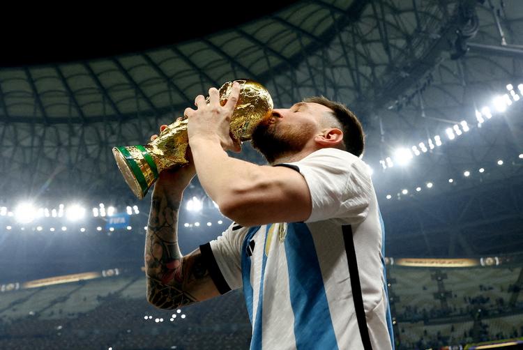 Lionel Messi kunne i 2022 endelig løfte VM-trofæet i sin femte slutrunde. Foto: Hannah Mckay/Ritzau Scanpix