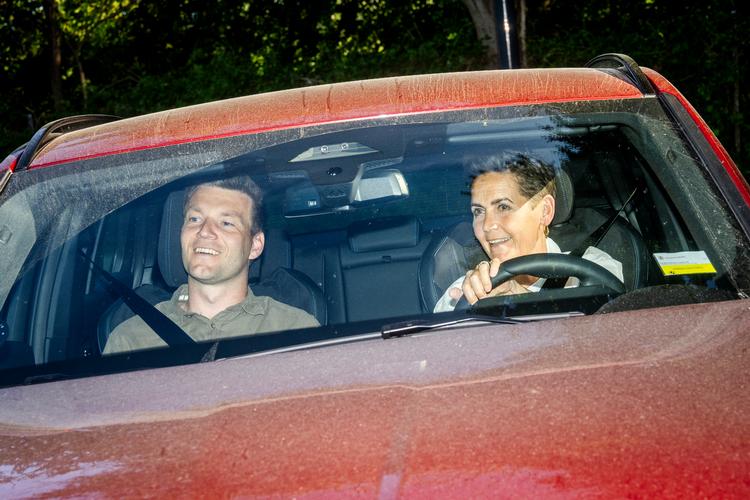 SF-formand Pia Olsen Dyhr bag rattet på vej til regeringsforhandlinger på Marienborg i torsdags. Ved hendes side er SF's finansordfører Sigurd Agersnap. Foto: Mads Claus Rasmussen/Ritzau Scanpix