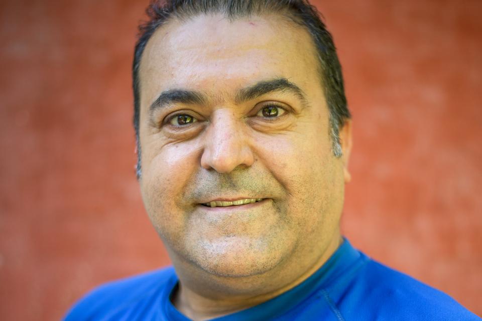 Celal Sayir vinder en af hovedpriserne til Politikens Pædagogpris for sit arbejde med børnene i skovbørnehaven Ordrup Hus i Klampenborg.   Foto: Janus Engel