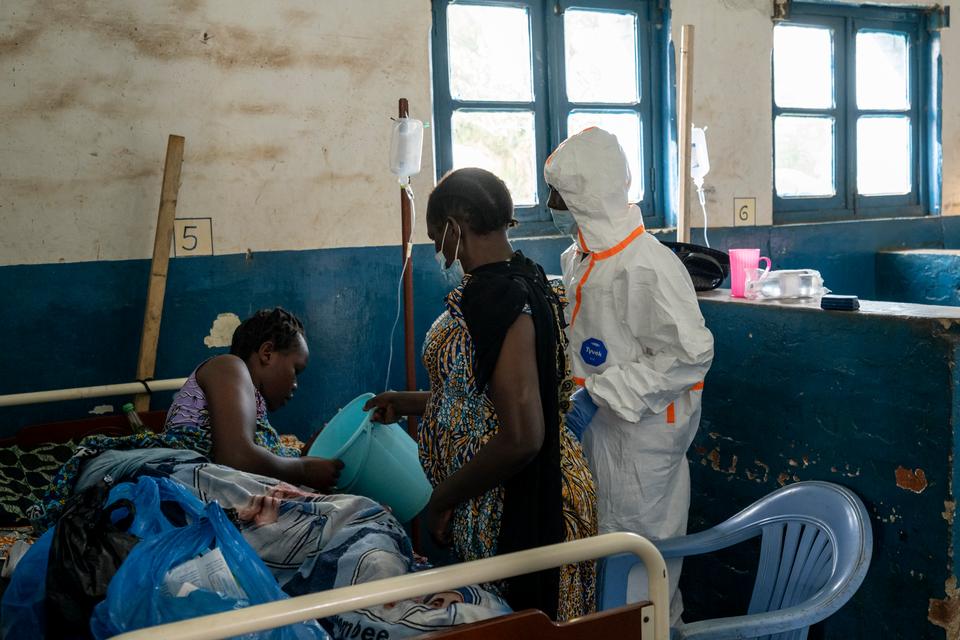 Folk dør på stribe af ebola, men de lokale er vrede og mistænker en sammensværgelse