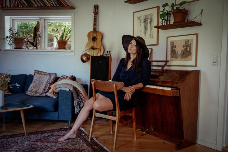Der kommer 100 mennesker fra hele verden, når Kira Skov fejrer sin runde fødselsdag med en kæmpe fest i sin venindes kulturhus på Stevns. Foto: Miriam Dalsgaard