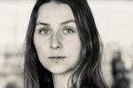 »Jeg tænker meget på, hvordan vi i dag har brug for at have nogle fortællinger, som giver vores omgivelser og landskaber deres egen ret, en autonomi. Nogle fortællinger om, at der hele tiden må finde en virkelig vigtig dialog sted mellem menneske og natur«, siger Sara Mering. Foto: Freja Wille