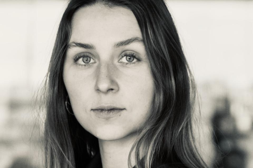 »Jeg tænker meget på, hvordan vi i dag har brug for at have nogle fortællinger, som giver vores omgivelser og landskaber deres egen ret, en autonomi. Nogle fortællinger om, at der hele tiden må finde en virkelig vigtig dialog sted mellem menneske og natur«, siger Sara Mering. Foto: Freja Wille
