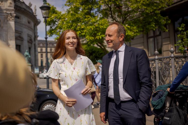 Martin Lidegaard (R) – her sammen med partifællen Samira Nawa – drømmer om den grønneste regering nogensinde. Det er dog svært at definere og måle, hvordan man kan kåre en regering til den titel, mener professor.  Foto: Miriam Dalsgaard
