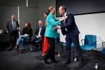 Mette Frederiksen giver et kram til Martin Lidegaard dagen efter valget. De bliver begge en del af den nye regering.   Foto: Jens Dresling