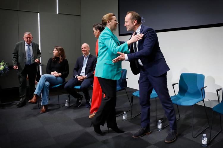 Mette Frederiksen giver et kram til Martin Lidegaard dagen efter valget. De bliver begge en del af den nye regering.   Foto: Jens Dresling