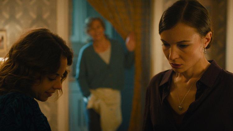 Louise hedder i virkeligheden Marion, og sådan er det hele vejen igennem i filmen. Som voksen spilles hun af Diane Rouxel (th).  Foto: Rialto Film