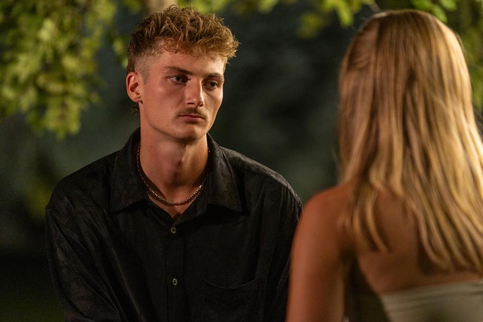 Gravkammerstemning much? Den forelskelse syner lige så boblende fadøl, der har stået fire timer i solen. Men godt for dem! Foto: Lotta Lemche/TV 2